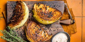 3 madingi kopūstų receptai, kuriuos visada norėjote išbandyti: „balandėliai“ be puodo, „TikTok“ salotos ir grilinti pjausniai