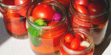 Konservuoti pomidorai per 10 minučių – šitaip paruošti jie bus suvalgyti dar neatėjus žiemai