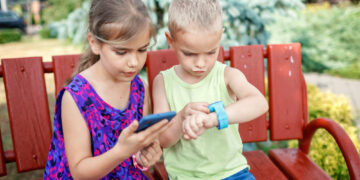 Suomija rodo pavyzdį Europai: vaikų telefonus pamokose keis laikrodžiai