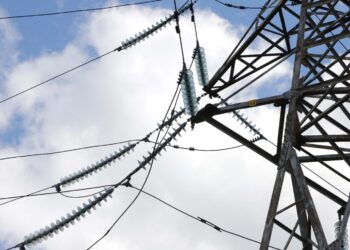 Ekspertas: dėl šiltesnių orų rugpjūtį gali kilti elektros kainos