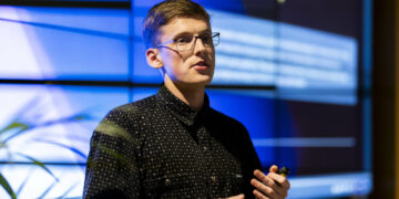 Vis rečiau klausiame Google? Ekspertai paaiškino, kaip pakliūti į dirbtinio intelekto robotų atsakymus