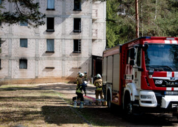 Pašilaičių daugiabutyje kilo gaisras, du žmonės išvežti į ligoninę