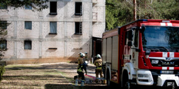 Pašilaičių daugiabutyje kilo gaisras, du žmonės išvežti į ligoninę