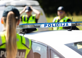 Sostinėje, daugiabučio kieme, vyrui grasinta pistoletu