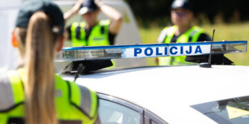 Sostinėje, daugiabučio kieme, vyrui grasinta pistoletu