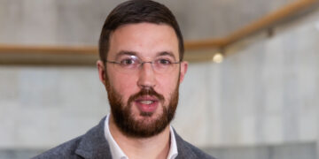 Vilniuje „Bentley“ susidūrė su motociklu važiavusiu A. Bužinsku, jam lūžo ranka