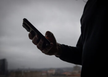 Vilnietis prie buto rado dėžę su užrašu „Bomba“ ir nupiešta svastika