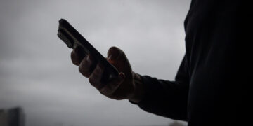 Vilnietis prie buto rado dėžę su užrašu „Bomba“ ir nupiešta svastika