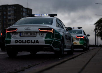 Vilnietis prie buto rado dėžę su užrašu „Bomba“ ir nupiešta svastika