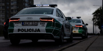 Vilnietis prie buto rado dėžę su užrašu „Bomba“ ir nupiešta svastika