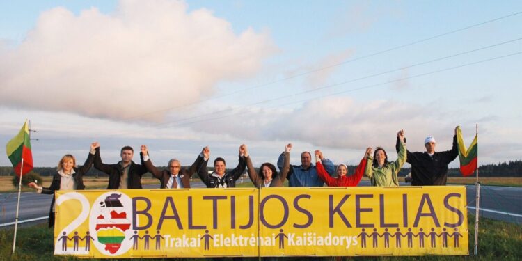 Trakų rajono savivaldybės gyventojai Baltijos kelio 20-mečio minėjime. Sigitos Nemeikaitės nuotr.
