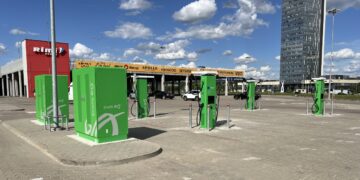 Šalia „Vilnius Outlet“ įrengtos dar 4 itin greito elektromobilių įkrovimo stotelės
