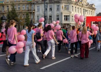Vilniaus maratone pasirodė rožinė minia: siuntė žinutę, kurią turi išgirsti kiekviena moteris
