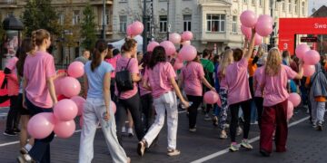 Vilniaus maratone pasirodė rožinė minia: siuntė žinutę, kurią turi išgirsti kiekviena moteris
