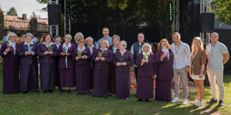 30-metį minintį Lentvario kultūros centro chorą „Viltis“ Derliaus šventės metu sveikino Trakų rajono savivaldybės meras Andrius Šatevičius (trečias iš dešinės), administracijos direktorė Dovilė Daudaitė (antra iš dešinės) ir Lentvario seniūnas Artūras Nausutis (pirmas iš dešinės), 2025 m. rugsėjo 21 d. Aleksandro Polijančuk nuotr.