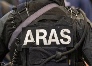 Vilniaus laiptinėje agresyvų ginkluotą vyrą sulaikė „Aras“