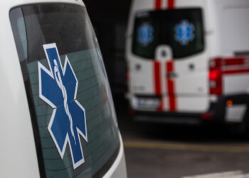 Sostinėje į ligoninę pristatyta galimai pro buto langą iškritusi moteris