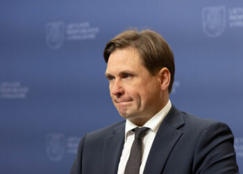 Dėl pastebėto galimai skrendančio objekto buvo laikinai sustabdyti skrydžiai Vilniaus oro uoste