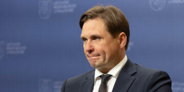 Dėl pastebėto galimai skrendančio objekto buvo laikinai sustabdyti skrydžiai Vilniaus oro uoste