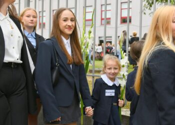 Pirmasis šių mokslo metų skambutis nuskambėjo – visi į mokyklą!