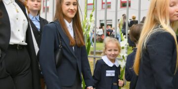 Pirmasis šių mokslo metų skambutis nuskambėjo – visi į mokyklą!