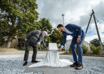 Nemenčinėje atidengtas atminimo ženklas, žymintis sinagogos vietą