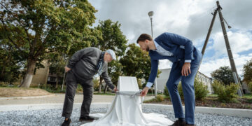 Nemenčinėje atidengtas atminimo ženklas, žymintis sinagogos vietą