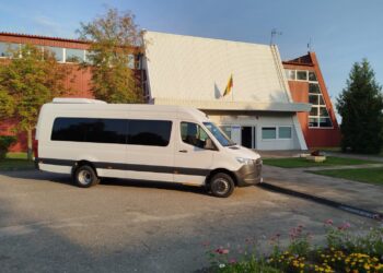 Sporto mokyklos auklėtiniai keliauja į varžybas nauju autobusu