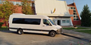 Sporto mokyklos auklėtiniai keliauja į varžybas nauju autobusu