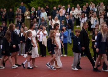 Pirmasis šių mokslo metų skambutis nuskambėjo – visi į mokyklą!