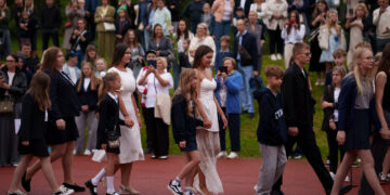 Pirmasis šių mokslo metų skambutis nuskambėjo – visi į mokyklą!