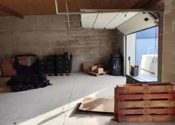 Aptiktas šešėlinių prekių sandėlys: sulaikytos 8 tonos alkoholio ir 63 televizoriai