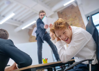Psichologinis smurtas darbe: lietuviai vis drąsiau kreipiasi pagalbos