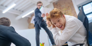 Psichologinis smurtas darbe: lietuviai vis drąsiau kreipiasi pagalbos