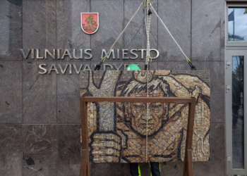 Europos aikštėje atidengta Gitenio Umbraso mozaika „Šv. Kristoforas“