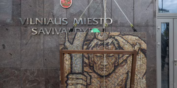 Europos aikštėje atidengta Gitenio Umbraso mozaika „Šv. Kristoforas“