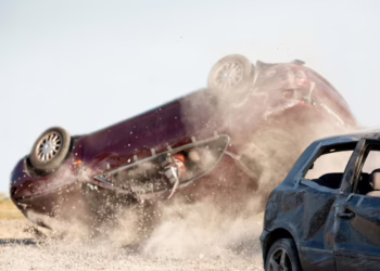 Apsvaigęs vairuotojas Vilniaus rajone sukėlė avariją: virto du automobiliai ir kelio ženklas