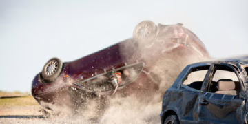 Apsvaigęs vairuotojas Vilniaus rajone sukėlė avariją: virto du automobiliai ir kelio ženklas