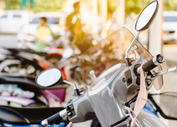 Atsitrenkęs į mikroautobusą sostinėje nukentėjo mopedo vairuotojas