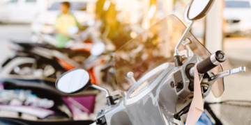 Atsitrenkęs į mikroautobusą sostinėje nukentėjo mopedo vairuotojas