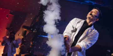 „N2“ fizikas: net smarvė ar sprogimas gali sudominti vaikus… mokslu