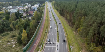 Užbaigtas Nemenčinės plentas – gatvė išplatinta iki 4 eismo juostų, įrengtas dviračių takas