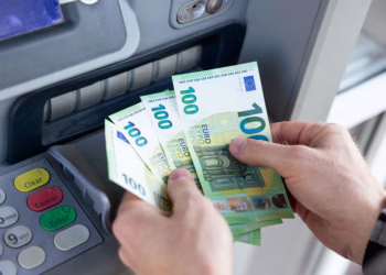 Vievyje prie bankomato užpultas vyras