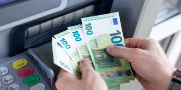 Vievyje prie bankomato užpultas vyras