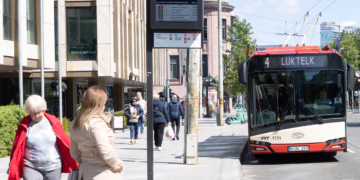 Girtas vyras išdaužė Vilniaus troleibuso langą