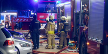 Vilniuje galimai dėl padegimo liepsnojo trys automobiliai