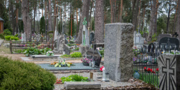 Vilniuje galimai dėl padegimo liepsnojo trys automobiliai