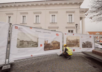 Pradėta remontuoti Vilniaus rotušė: ant aptvėrimų – rotušės raida bėgant amžiams