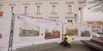 Pradėta remontuoti Vilniaus rotušė: ant aptvėrimų – rotušės raida bėgant amžiams