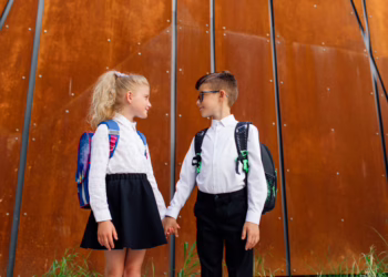 Berniukai vis dar spaudžiami savo vertę įrodyti jėga, o mergaitės – nuolankumu